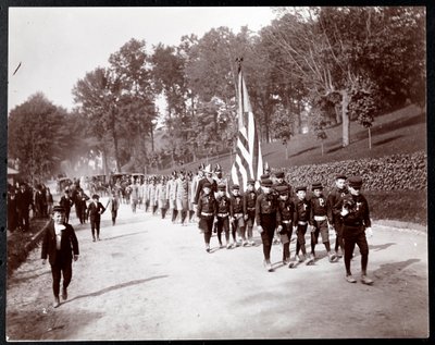 Parade met kinderen en brandweermannen marcherend in Dobbs Ferry, New York, 1898 door Byron Company